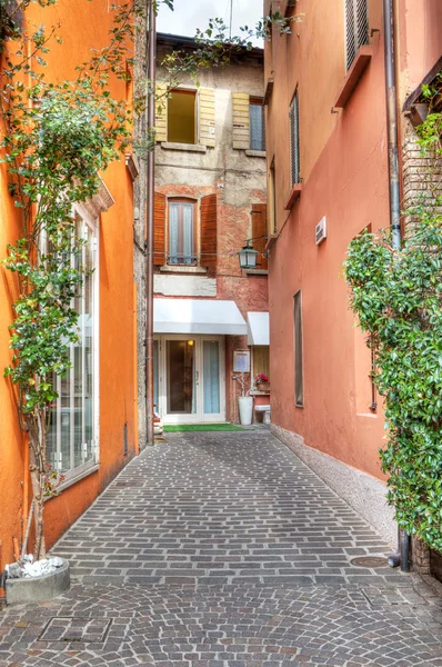 Szűk utca. Sirmione, Olaszország. — Stock Fotó