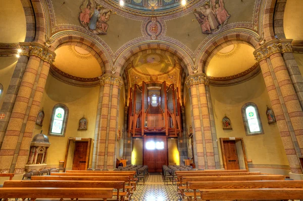 Католическая церковь вид изнутри. Альба, Италия . — стоковое фото