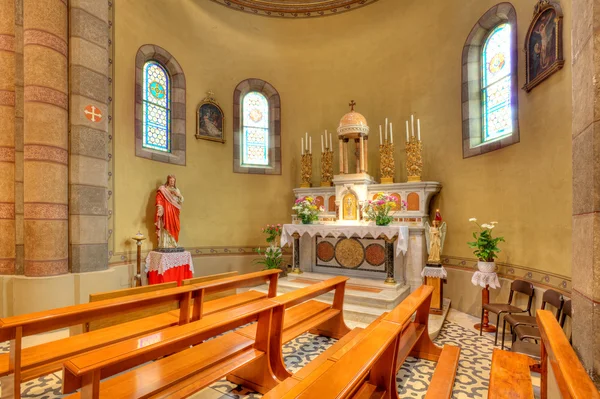 Католическая церковь вид изнутри. Альба, Италия . — стоковое фото