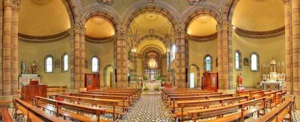 Widok wnętrza kościoła katolickiego. Alba, Włochy. — Zdjęcie stockowe