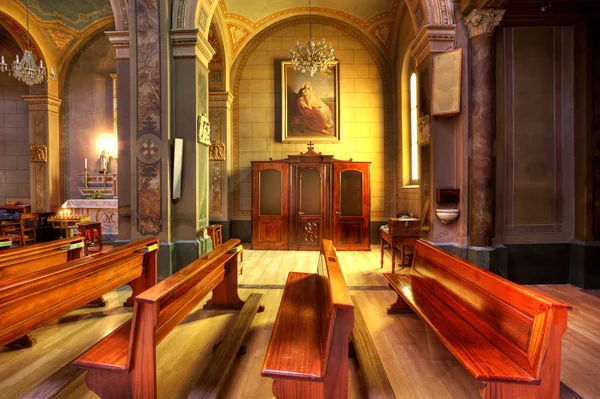 Wnętrze kościoła katolickiego. Serralunga d'alba, Włochy. — Zdjęcie stockowe