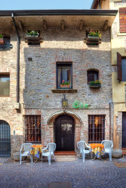 Stary dom i bar. Sirmione, Włochy. — Zdjęcie stockowe