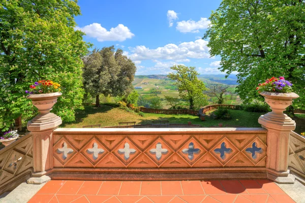 Vista dalla terrazza del castello. Novello, Italia settentrionale . — Foto Stock