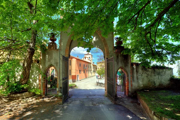 Starej bramy. Novello, północnych Włoszech. — Zdjęcie stockowe