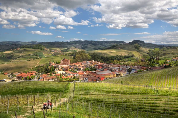 Kasaba barolo tepeler arasında. Piedmont, İtalya. — Stok fotoğraf