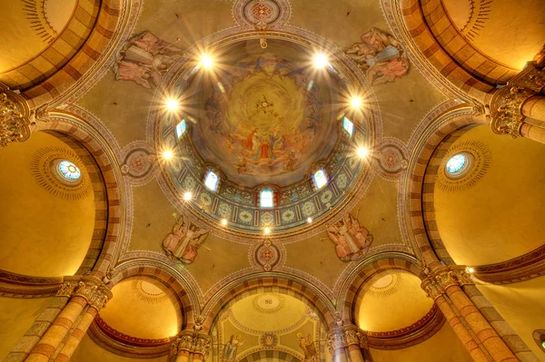 天主教教堂的圆顶。意大利 · 阿尔瓦. — 图库照片