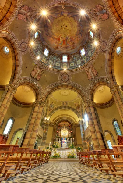 Binnenaanzicht van de katholieke kerk. Alba, Italië. — Stockfoto