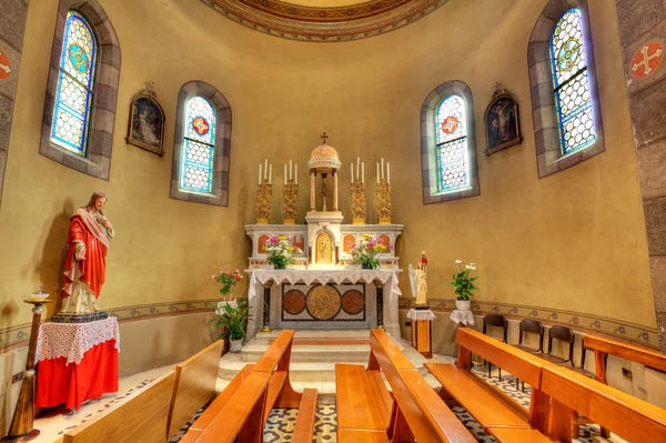 Binnenaanzicht van de katholieke kerk. Alba, Italië. — Stockfoto