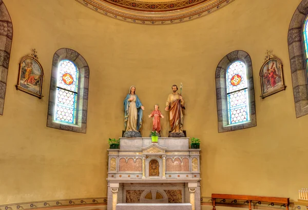 Altar und Ikonen in der katholischen Kirche. alba, italien. — Stockfoto