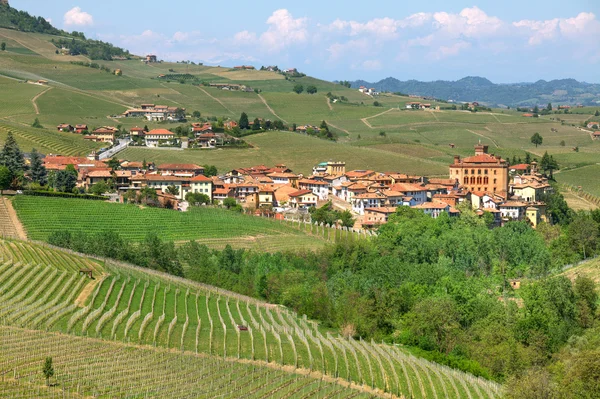 Város a barolo dombok között. Piemonte, Olaszország. — Stock Fotó