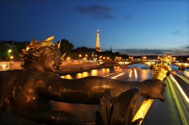 akşam görünümü üzerinde seine Nehri ve Eyfel Kulesi Paris, Fransa.