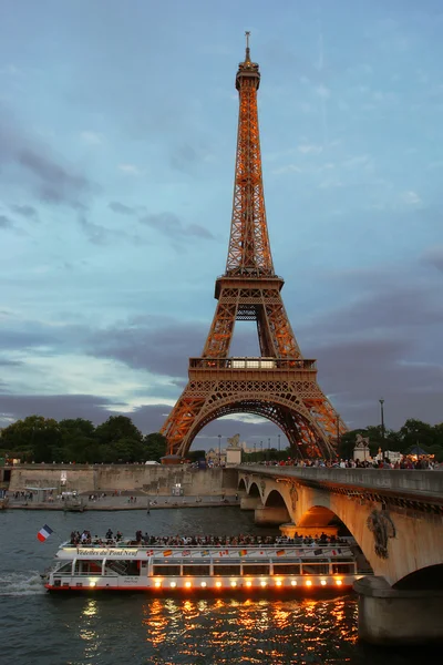 Eiffel Kulesi'nde akşam. — Stok fotoğraf