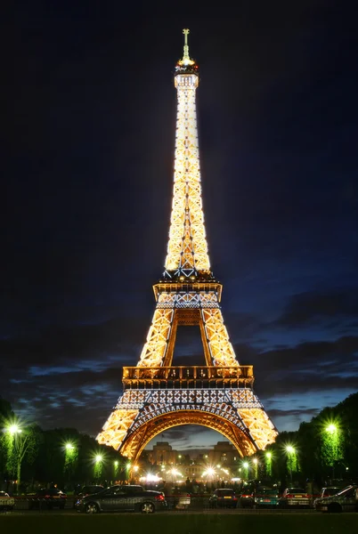 Eiffelturm bei Nacht. — Stockfoto