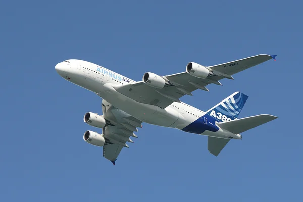 Airbus a380 in de lucht. — Stockfoto