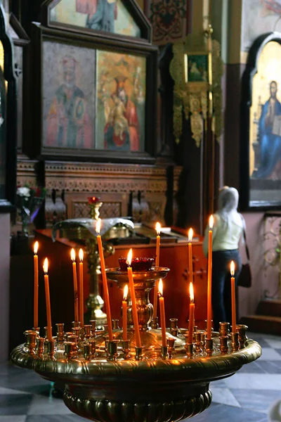 Oração na Igreja Ortodoxa Russa . — Fotografia de Stock
