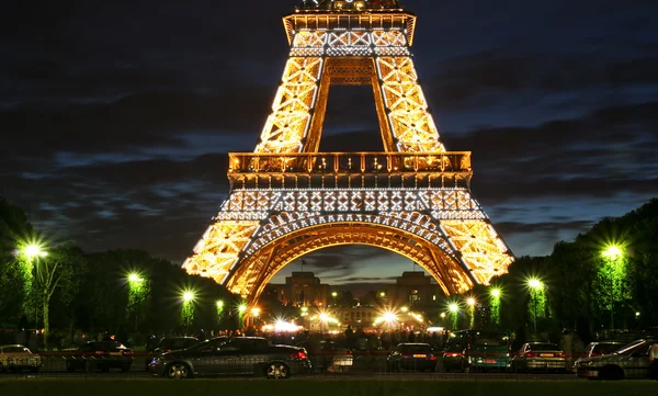 Fragment av Eiffeltornet på kvällen. — Stockfoto