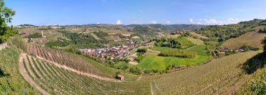 piedmont, İtalya'nın tepeleri üzerinde panoramik görünüm.