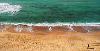 Panorama görüş Akdeniz beach üzerinde.