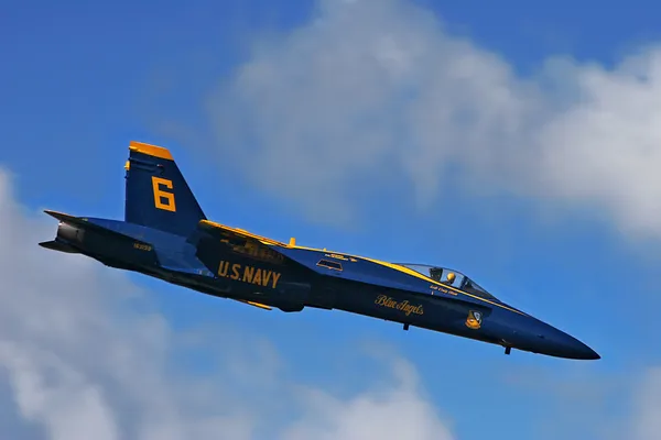 Esquadrão de demonstração do Corpo de Fuzileiros Navais Blue Angels na F18 Hornet je — Fotografia de Stock