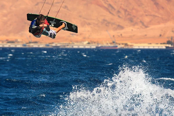 Kitesurfer no Mar Vermelho . — Fotografia de Stock
