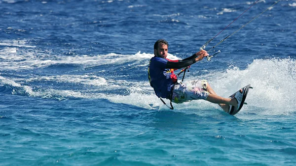 Kitesurfer no Mar Vermelho (panorâmico ). — Fotografia de Stock