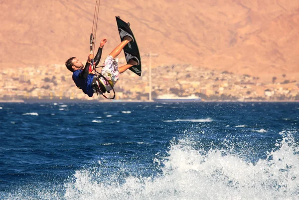 Kitesurfare vid Röda havet. — Stockfoto