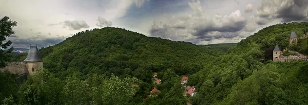 Tepeler ve orman Karlstejn yakınındaki. — Stok fotoğraf