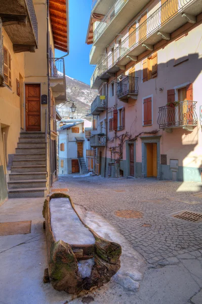 Calle entre viejas casas coloridas . — Foto de Stock