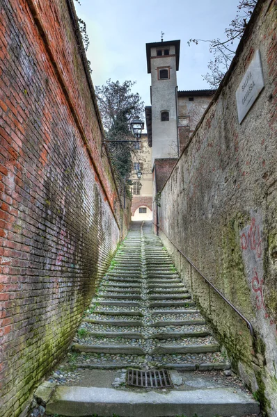 Małej uliczce wśród starych murów w saluzzo, Włochy. — Zdjęcie stockowe