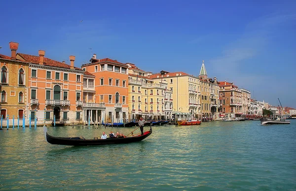 Gondola on Grand Canal in Venice, Italy. — Stock Photo, Image
