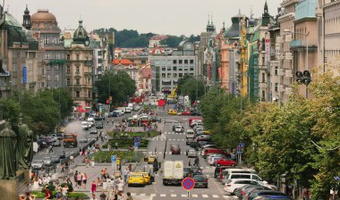 vrouw drenken haar bloemenvaclavske namesti Prag'daki Ulusal Müzesi'nden görüldüğü gibi.