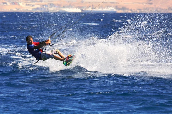 Kitesurfer sur la mer Rouge . — Photo