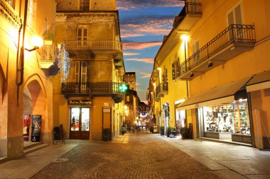 şehir merkezinde akşam. Alba, İtalya.