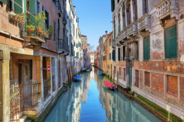 eski evlerin arasında dar bir kanal. Venedik, İtalya.