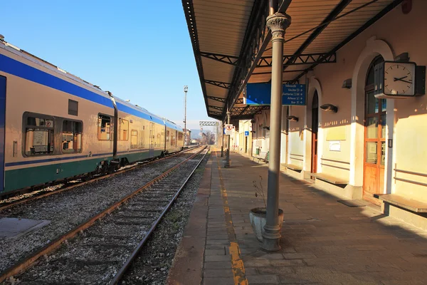 Comboio na estação ferroviária . — Fotografia de Stock