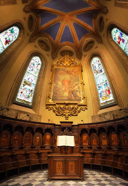 Katolická církev interiér. — Stock fotografie