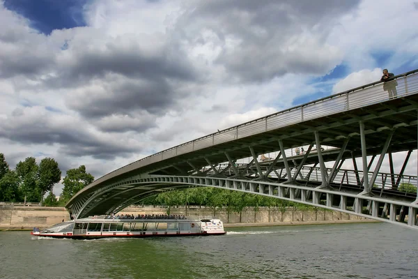 Ponte moderna sobre o rio Sena . — Fotografia de Stock