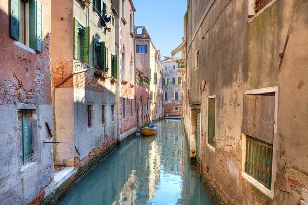 房子之间的小运河。威尼斯意大利. — 图库照片