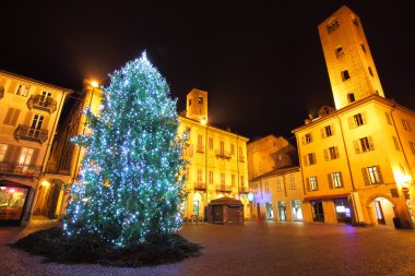 Noel ağacına Merkez plaza. Alba, İtalya.