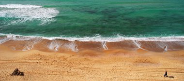 Panorama görüş Akdeniz beach üzerinde.