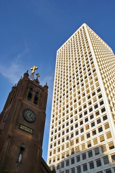 Εκκλησία και κτίριο γραφείων. Σαν Φρανσίσκο, ΗΠΑ. — Φωτογραφία Αρχείου