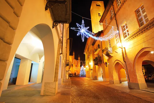 Townen centrerar på kvällen. Alba, Italien. — Stockfoto