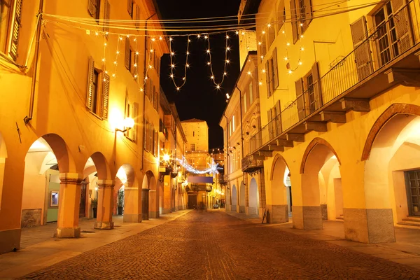 Centro da cidade à noite. Alba, Itália . — Fotografia de Stock