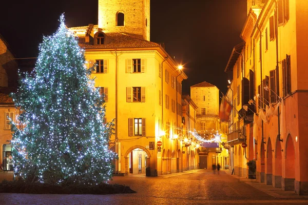 Julgran på central plaza. Alba, Italien. — Stockfoto