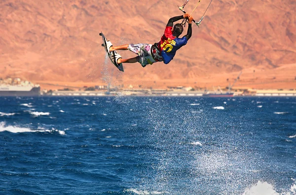 Kitesurfare vid Röda havet. — Stockfoto