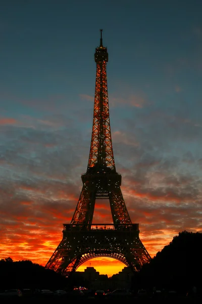 Tour Eiffel au coucher du soleil. — Photo
