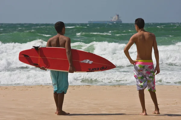 Surfistas en la playa en el Mar Mediterráneo . — Foto de Stock