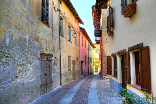 Wąska ulica. Serralunga d'alba, Włochy. — Zdjęcie stockowe