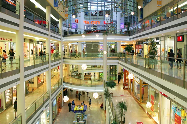 Interno del centro commerciale a Praga, Repubblica Ceca . Immagine Stock