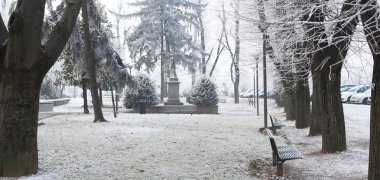 Rime Frost altında Şehir Parkı Panoraması. Alba, Kuzey Italya.